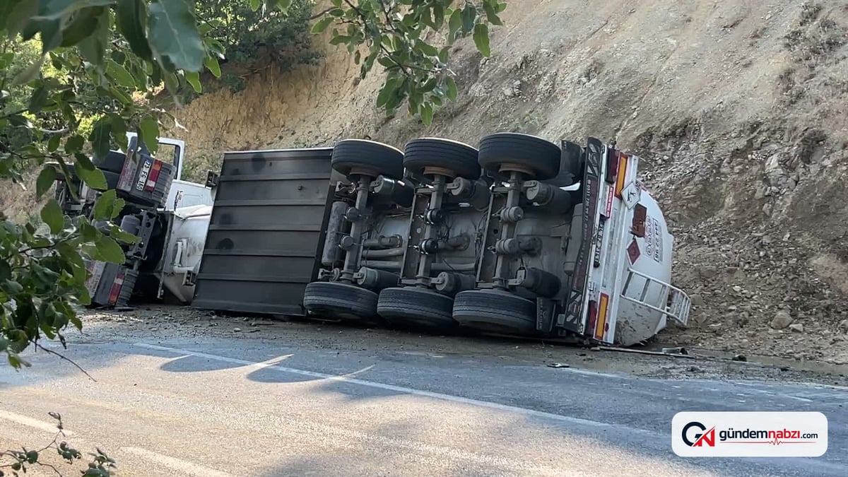 Tunceli-Erzincan karayolunda akaryakıt tankeri devrildi