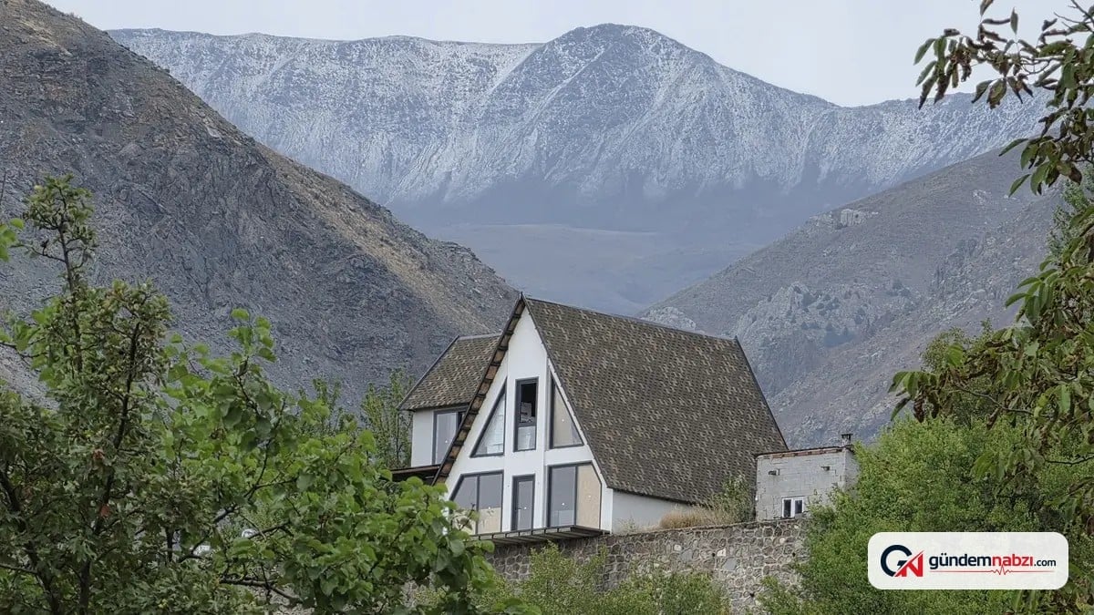 Erzincan'daki Esence Dağı'nın zirvesi dolu sonrası beyazla kaplandı