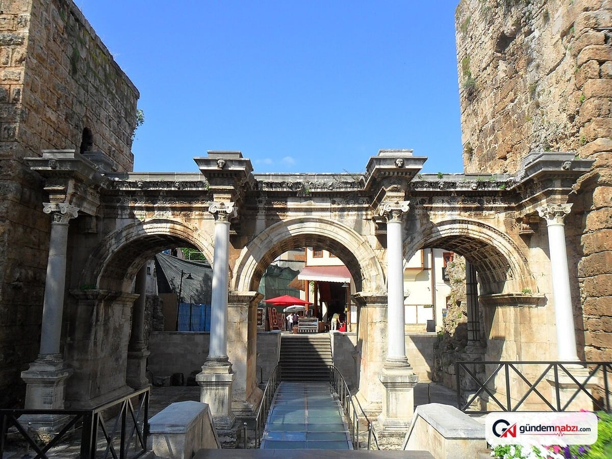 Ayşe Işık ayaklarıyla yaptığı resimleri Antalya'da sergiledi
