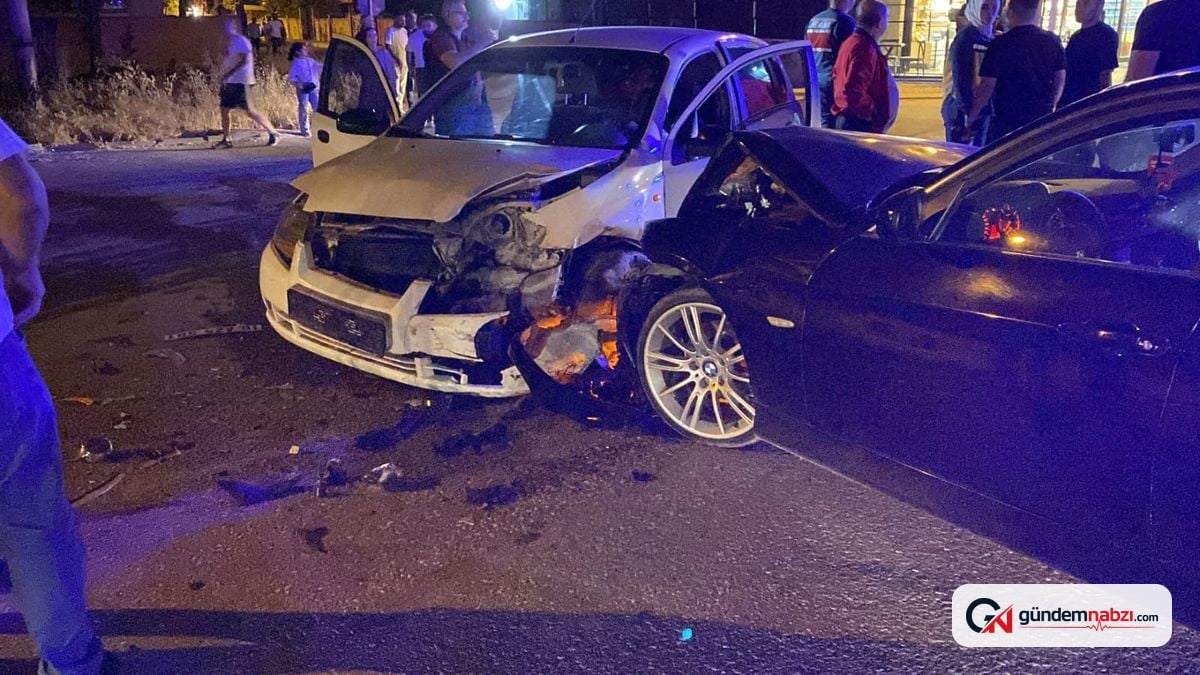 Bursa İnegöl'de iki otomobil kafa kafaya çarpıştı: 2 yaralı