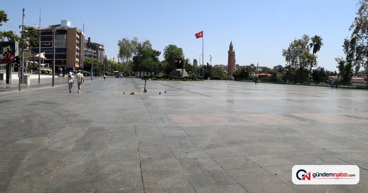 Antalya'da sıcaklık 40 dereceyi buldu, kent merkezi boş kaldı