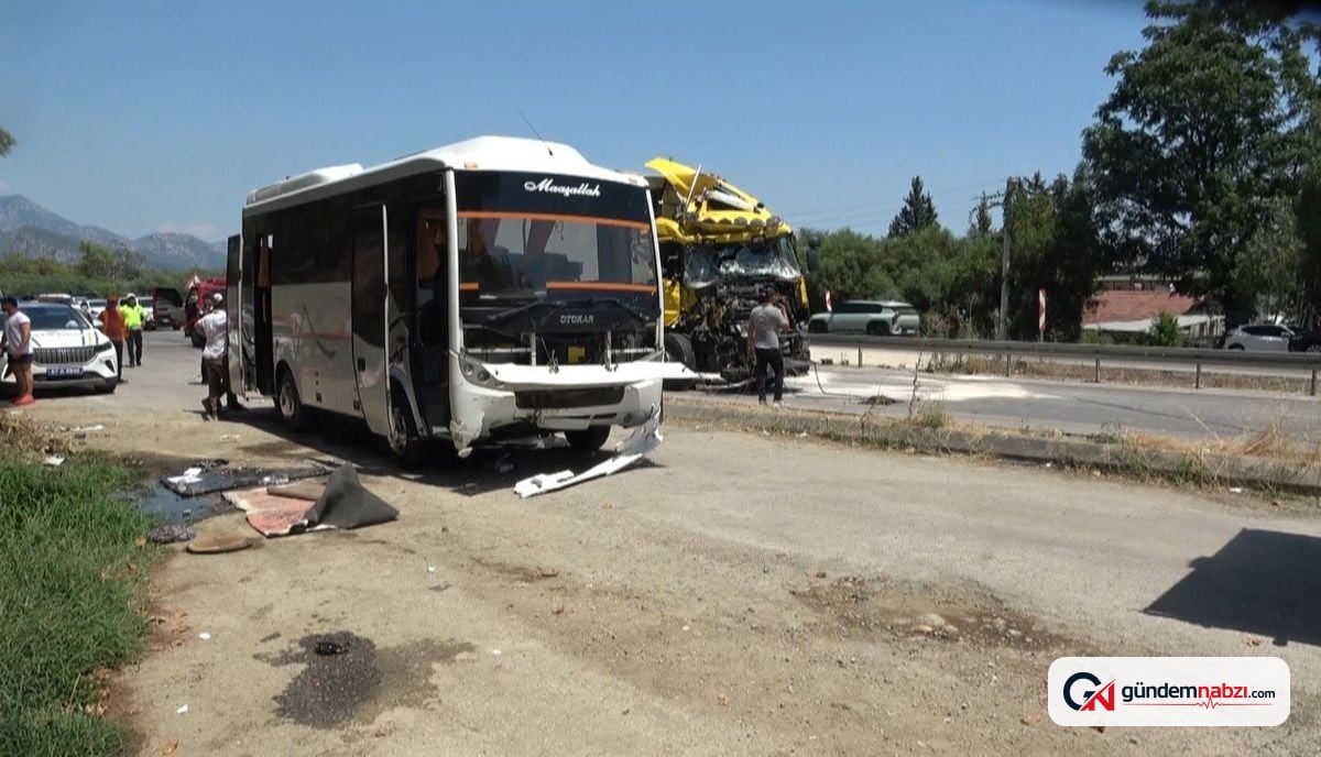 Antalya'da tırın çarptığı midibüs devrildi: 11 yaralı