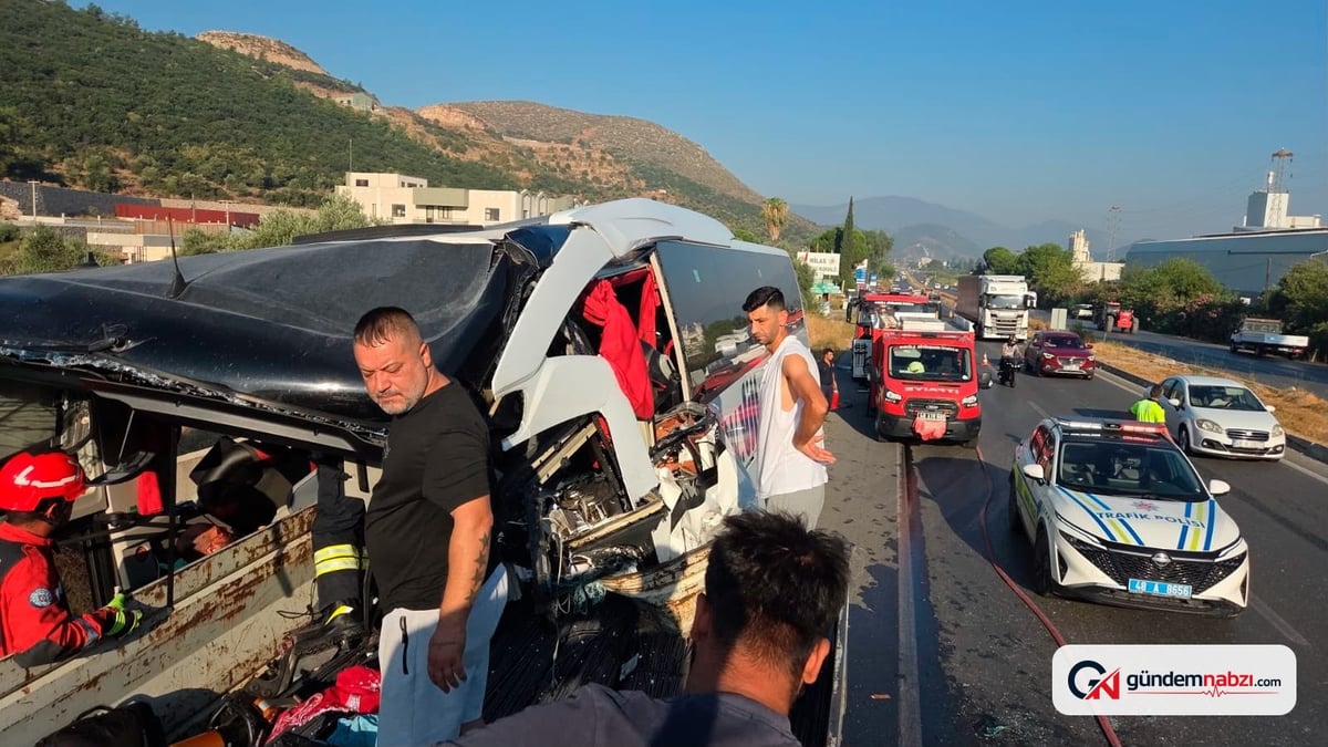 Muğla'da tur otobüsü tıra çarptı: 2 ölü, 17 yaralı