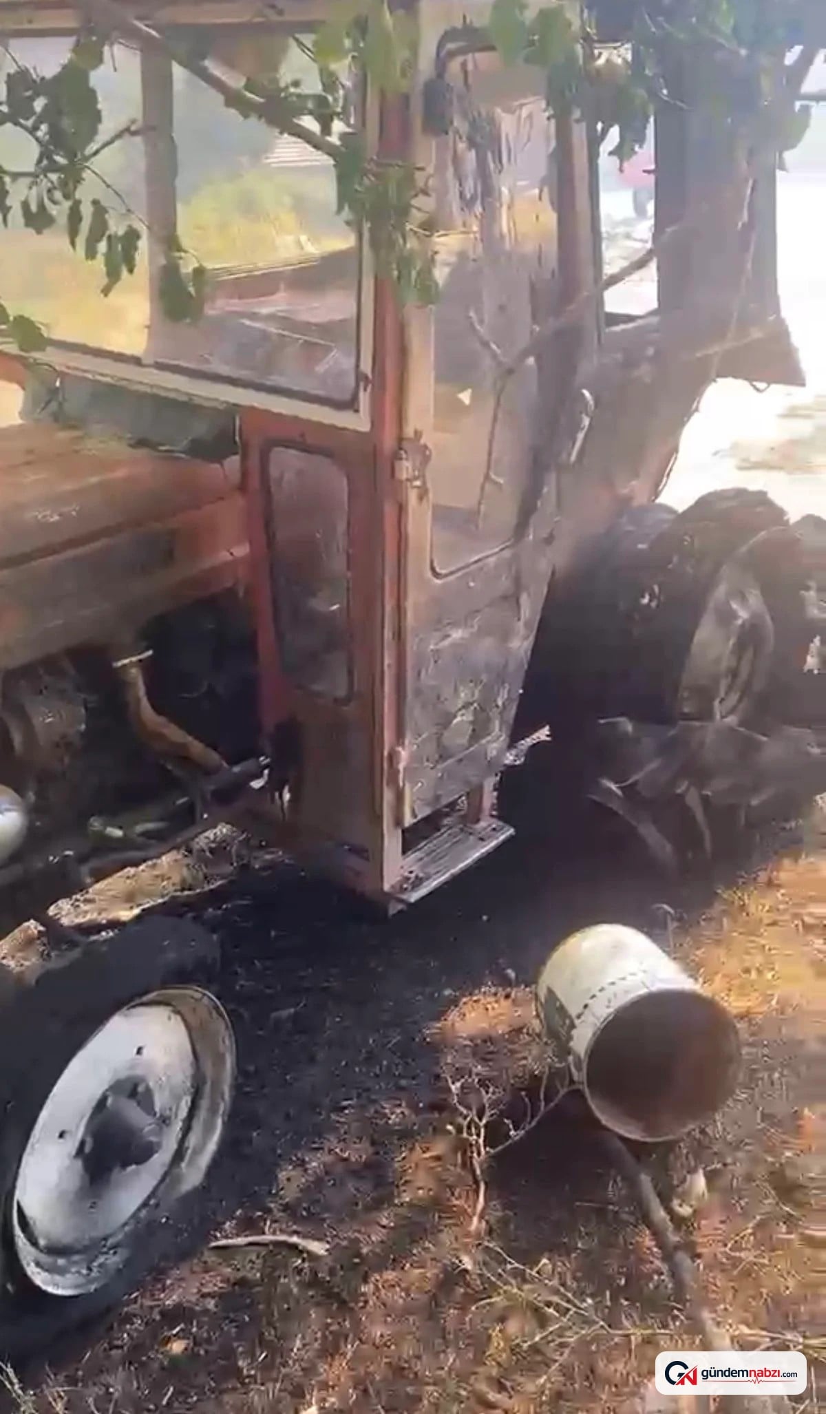 Karabük'te tarlada yangın çıktı: Traktör ve patoz yandı