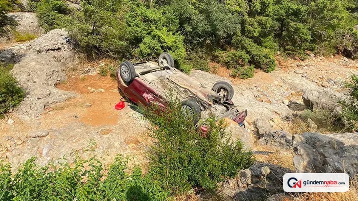 Adana'da otomobil şarampole devrildi; 2 kişi yaralandı