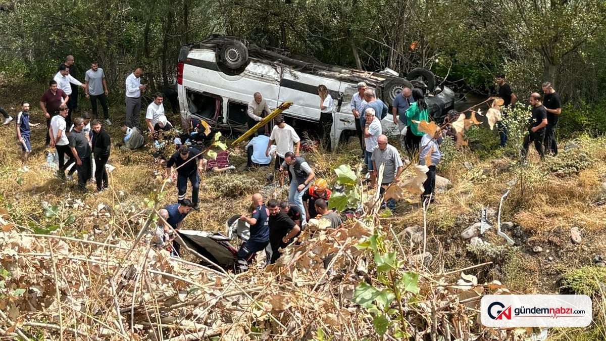 Sivas'ta yolcu minibüsü şarampole devrildi, 4 kişi öldü
