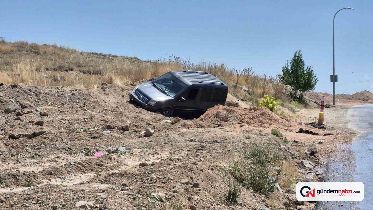 Eskişehir'de kontrolsüz araç toprak alana çıktı: 2 yaralı