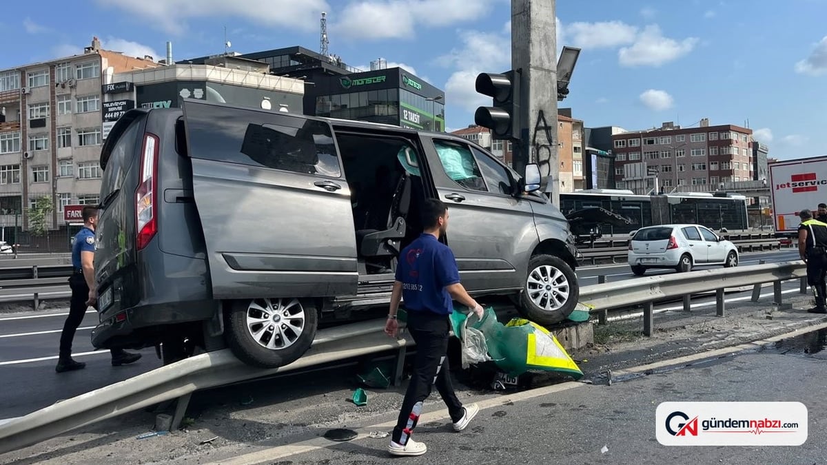 İstanbul'da yaz kursu öğrencilerini taşıyan araç kaza yaptı: 13 yaralı