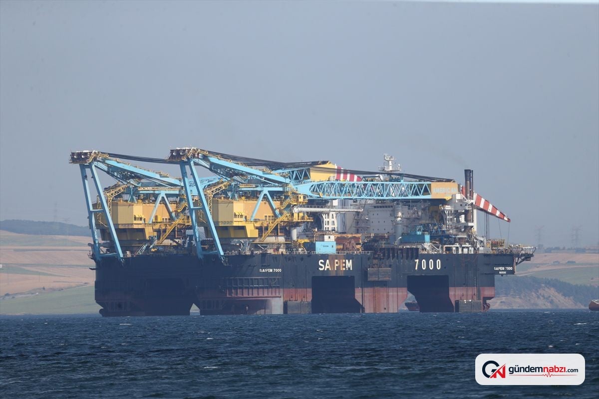 Dev vinç gemisi Saipem 7000 Çanakkale Boğazı'ndan geçiyor
