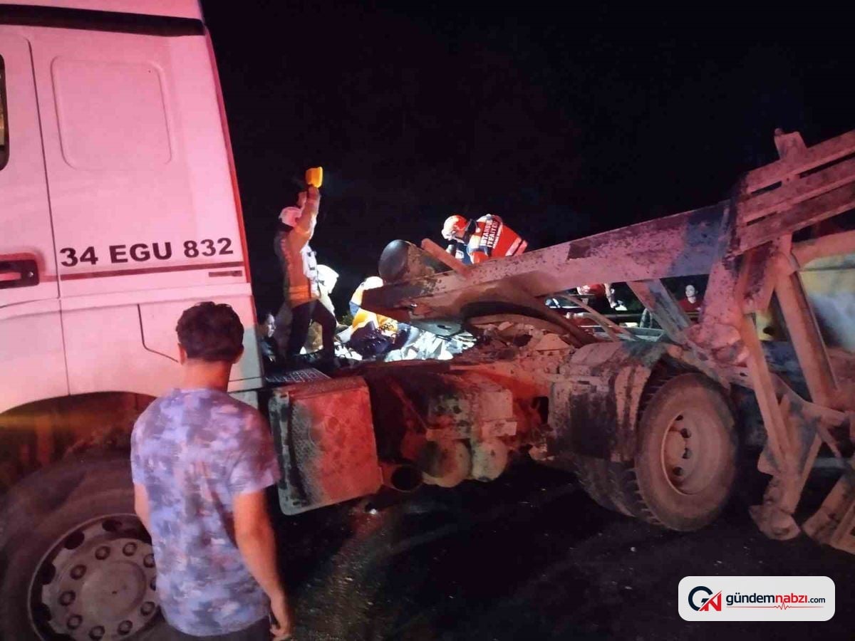 İstanbul'da hafriyat kamyonu otomobille çarpıştı: 3 yaralı