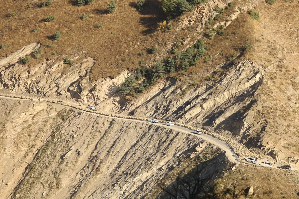 Gümüşhane'de otomobil uçuruma yuvarlandı: 1 ölü, 2 yaralı