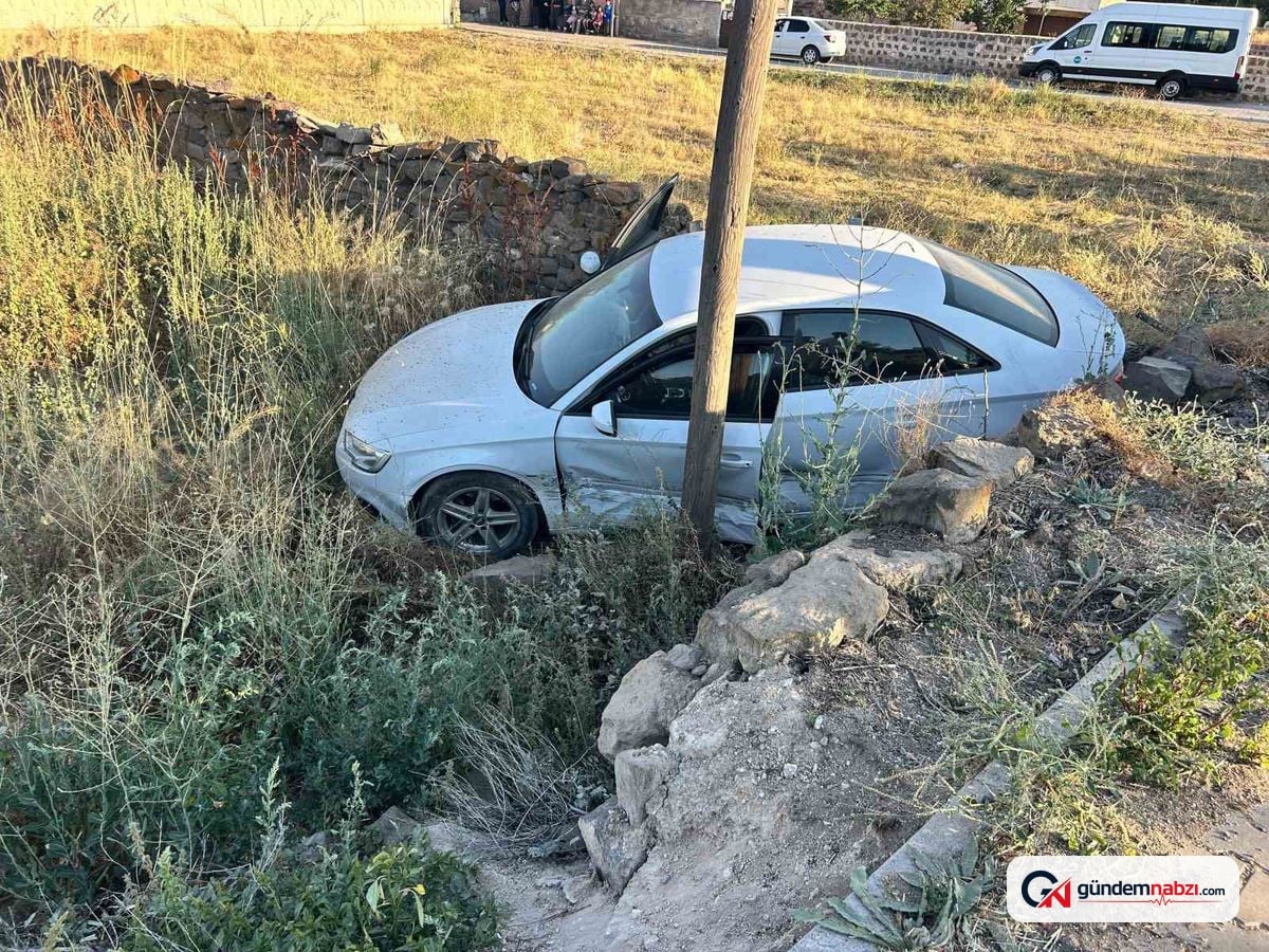 Tomarza'da kontrolden çıkan otomobil boş araziye girdi: 2 yaralı