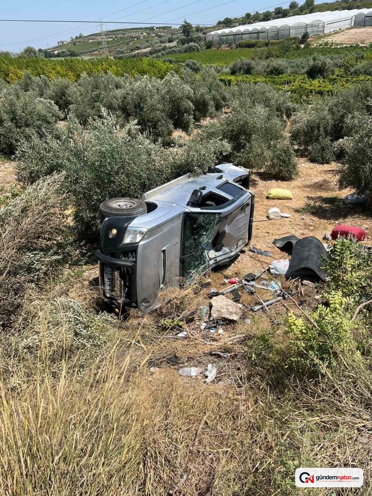 Mersin Tarsus'ta pikap şarampole yuvarlandı: Baba ve oğlu yaralandı