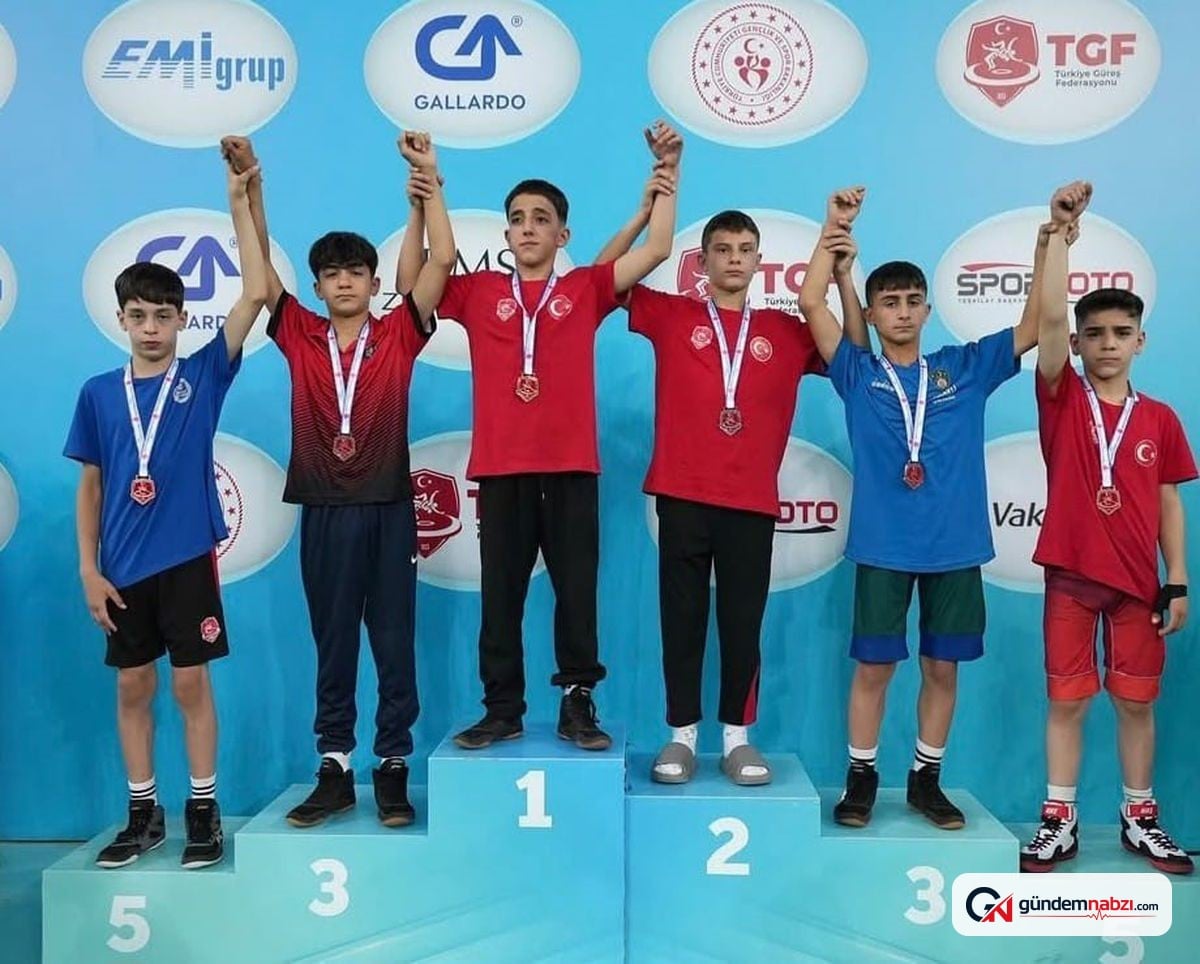 Manisa İl Müdürü Öztürk'ten Türkiye şampiyonu güreşçiye kutlama
