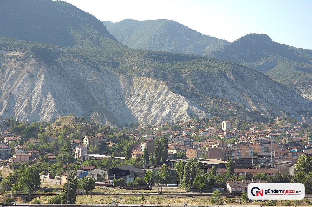 Karabük'te aniden bastıran sağanak yağmur serinletti