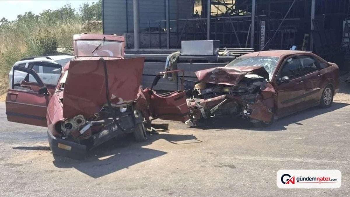 Kütahya Gediz'de iki otomobil çarpıştı: 1 ölü, 1 yaralı