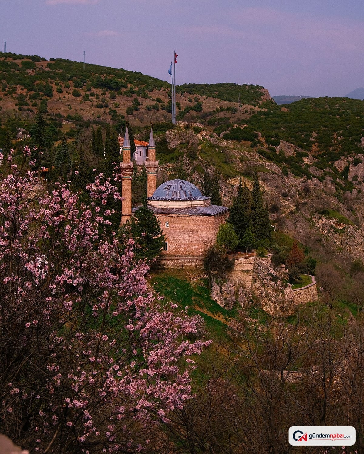 Bilecik'te bariyere çarpan hafif ticari araç devrildi, 3 yaralı