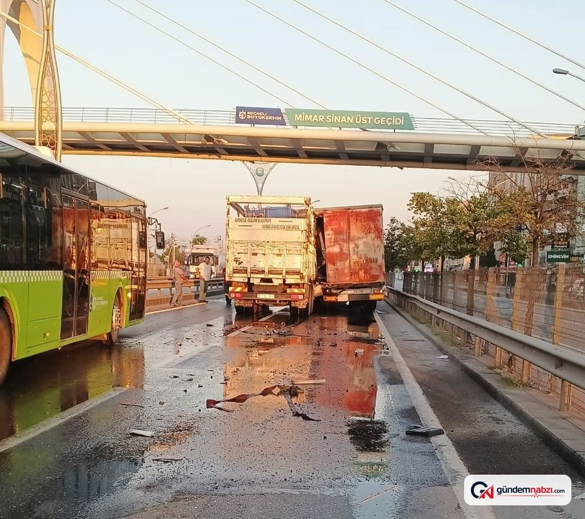 Kocaeli d100'de kamyon tıra çarptı, sürücü kurtarıldı