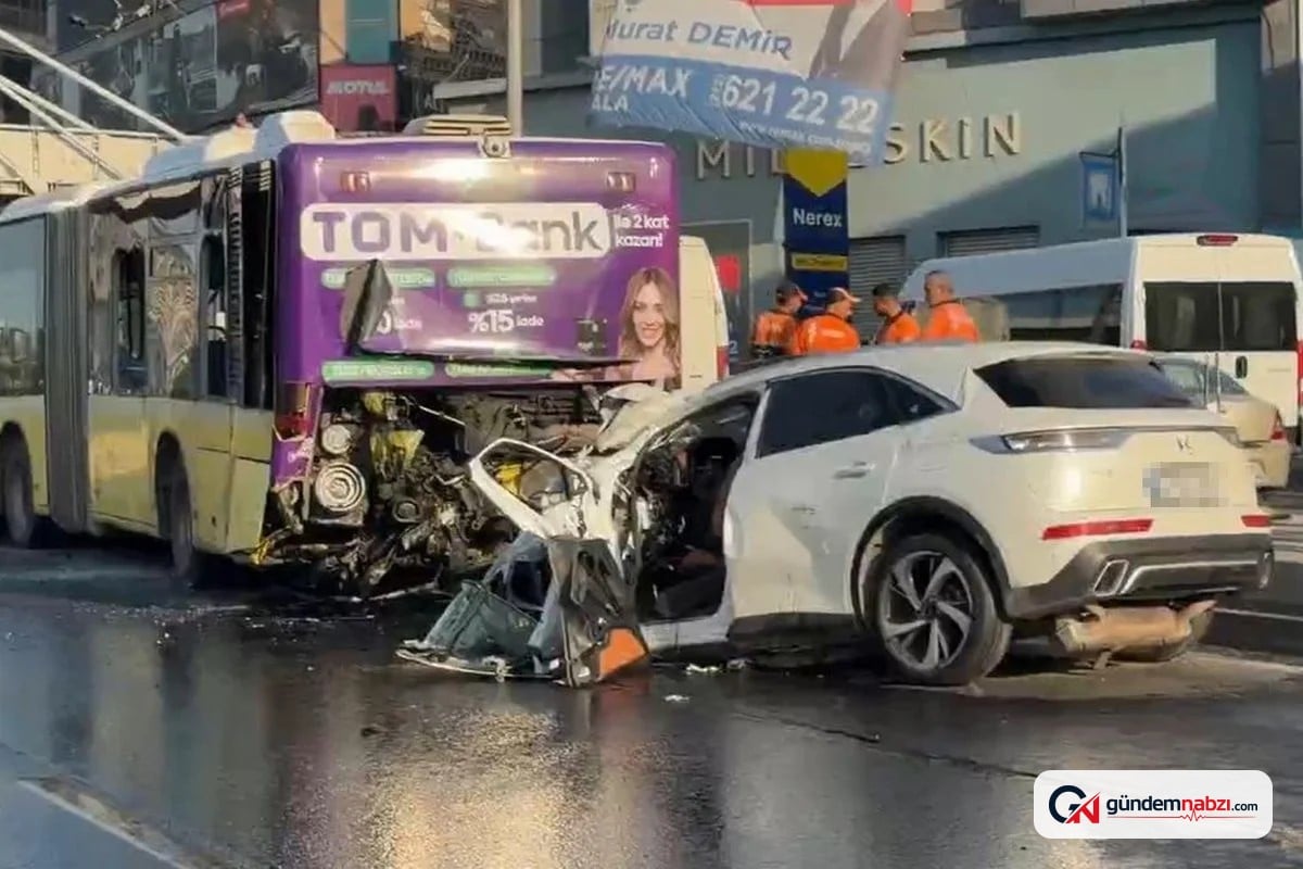 Küçükçekmece'de otomobil İETT otobüsüne çarptı: 3 ölü