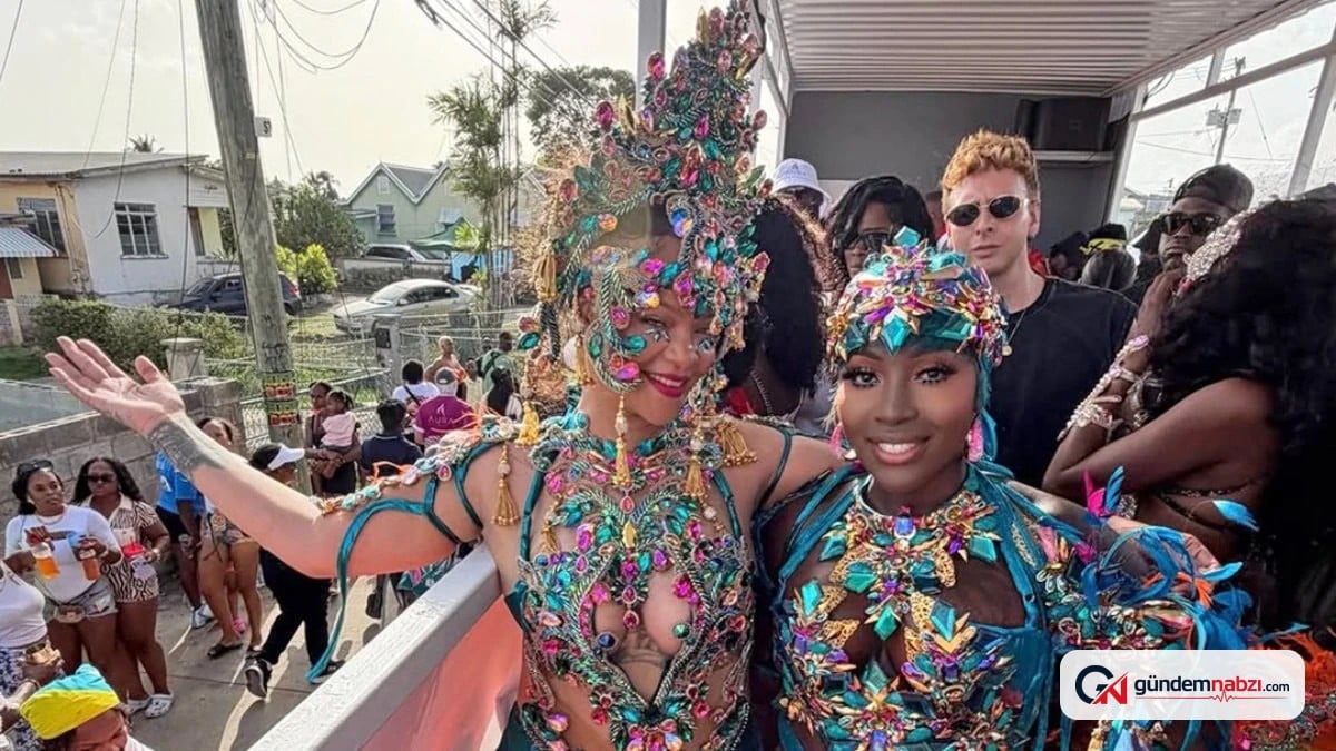Rihanna Barbados'taki festivalde göz alıcı kostümüyle yürüdü