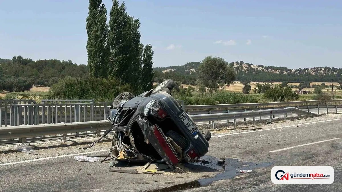 Uşak'ta kontrolden çıkan otomobil karşı şeride geçti: 4 yaralı