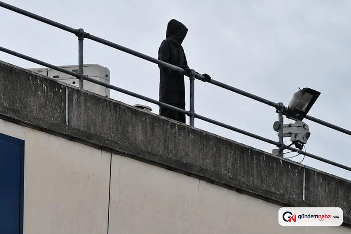 İngiltere'de hastane çatısındaki kostümlü eylem panik yarattı