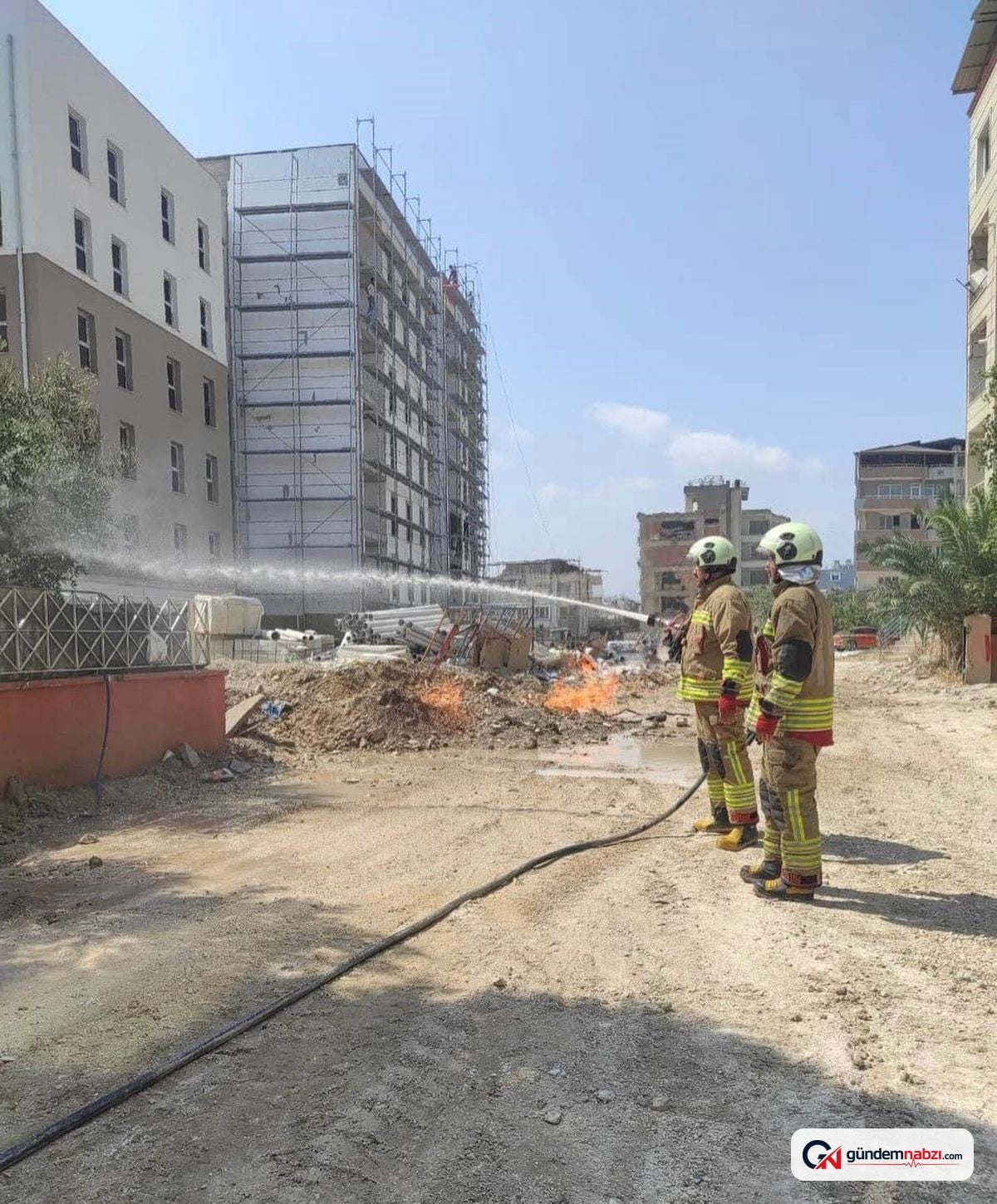 Hatay'da doğalgaz borusundaki sızıntı yangına yol açtı