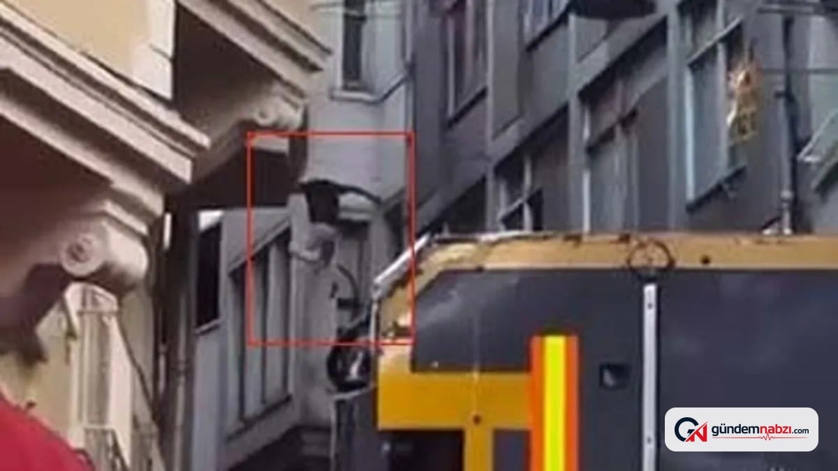 İstanbul Beyoğlu'nda elektrik tellerine tırmanan kişi mindere düştü