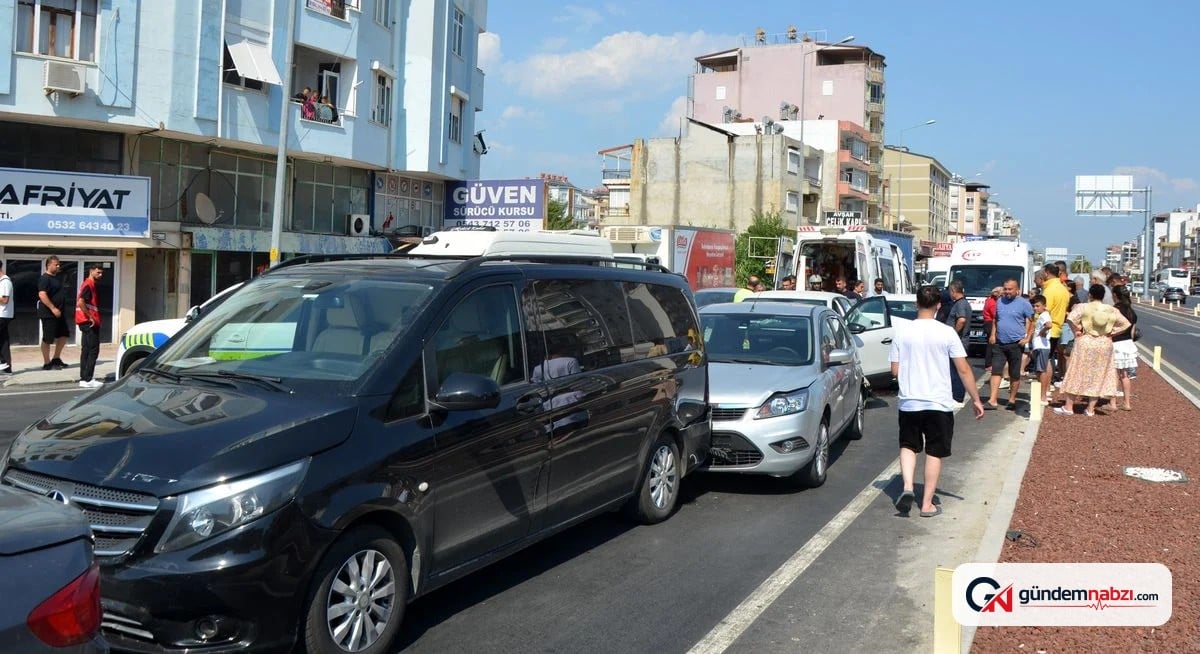 Antalya Serik'te 5 araçla zincirleme kaza: 6 yaralı