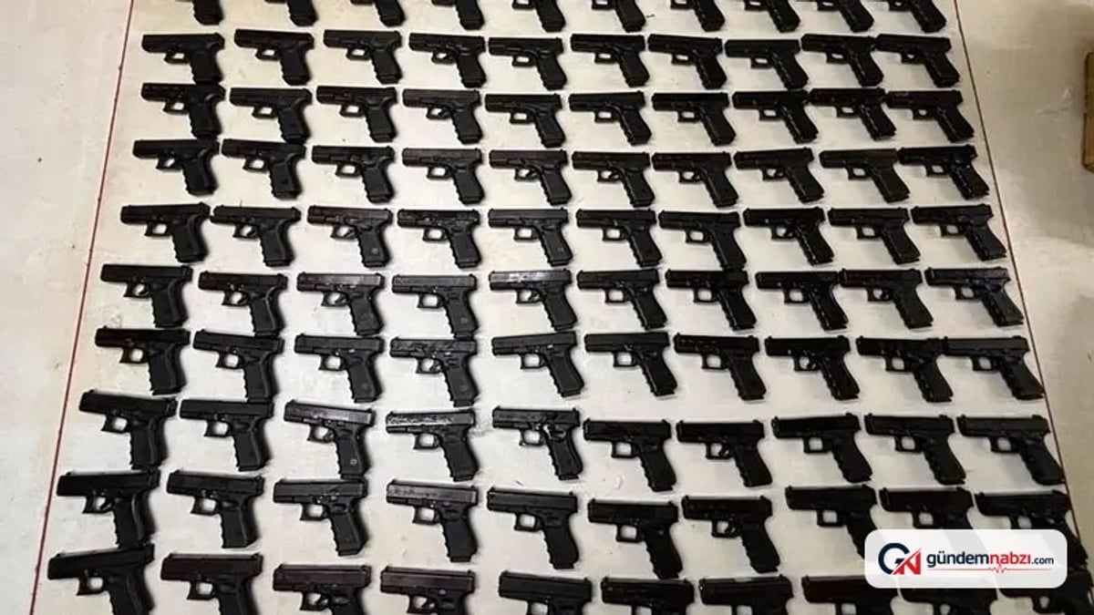 Zeytinburnu'nda iş yerine operasyon: 100 ruhsatsız tabanca ele geçirildi