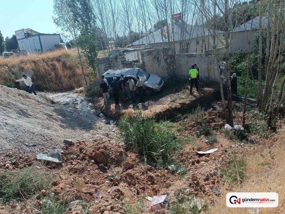 Van Erciş'te hafif ticari araç takla attı: 4 yaralı