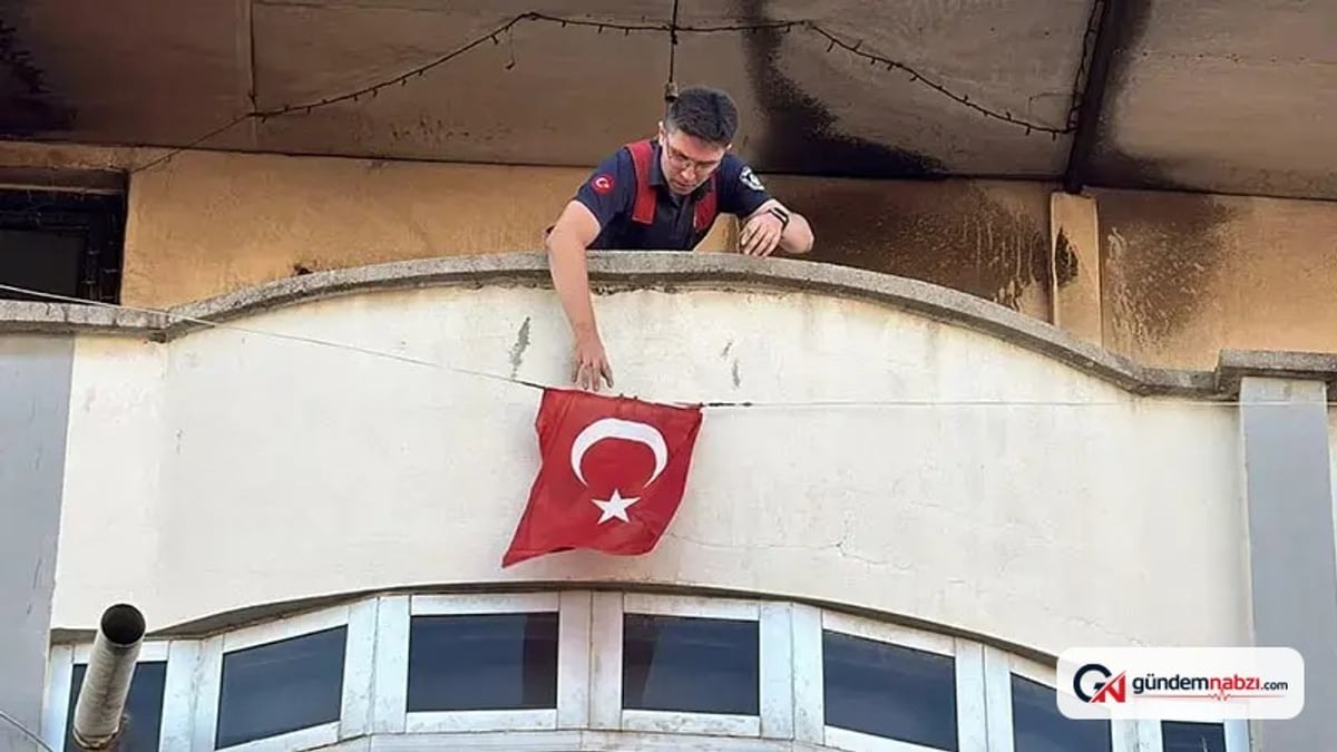 Manisa Turgutlu'da apartman çatısındaki yangında 2 çocuk dumandan etkilendi