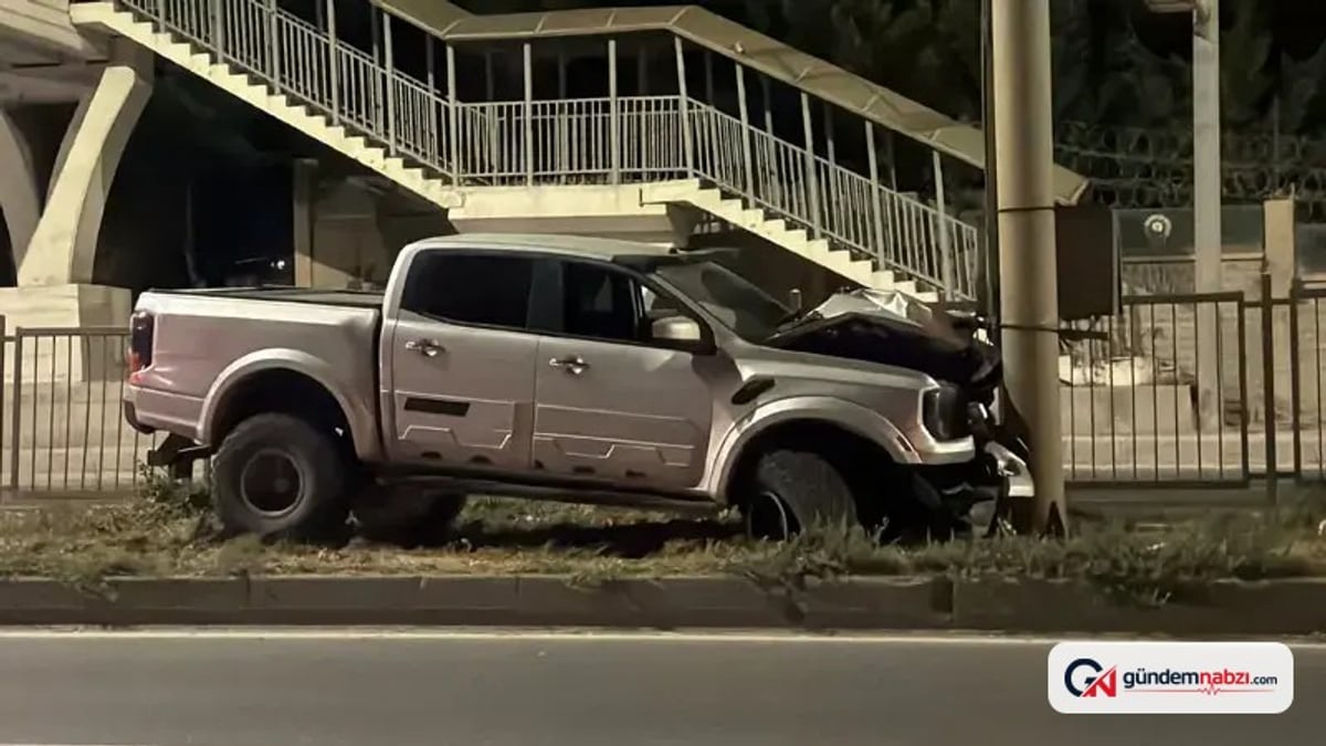 Eskişehir'de alkollü sürücü, kamyoneti aydınlatma direğine çarptı; 1 yaralı
