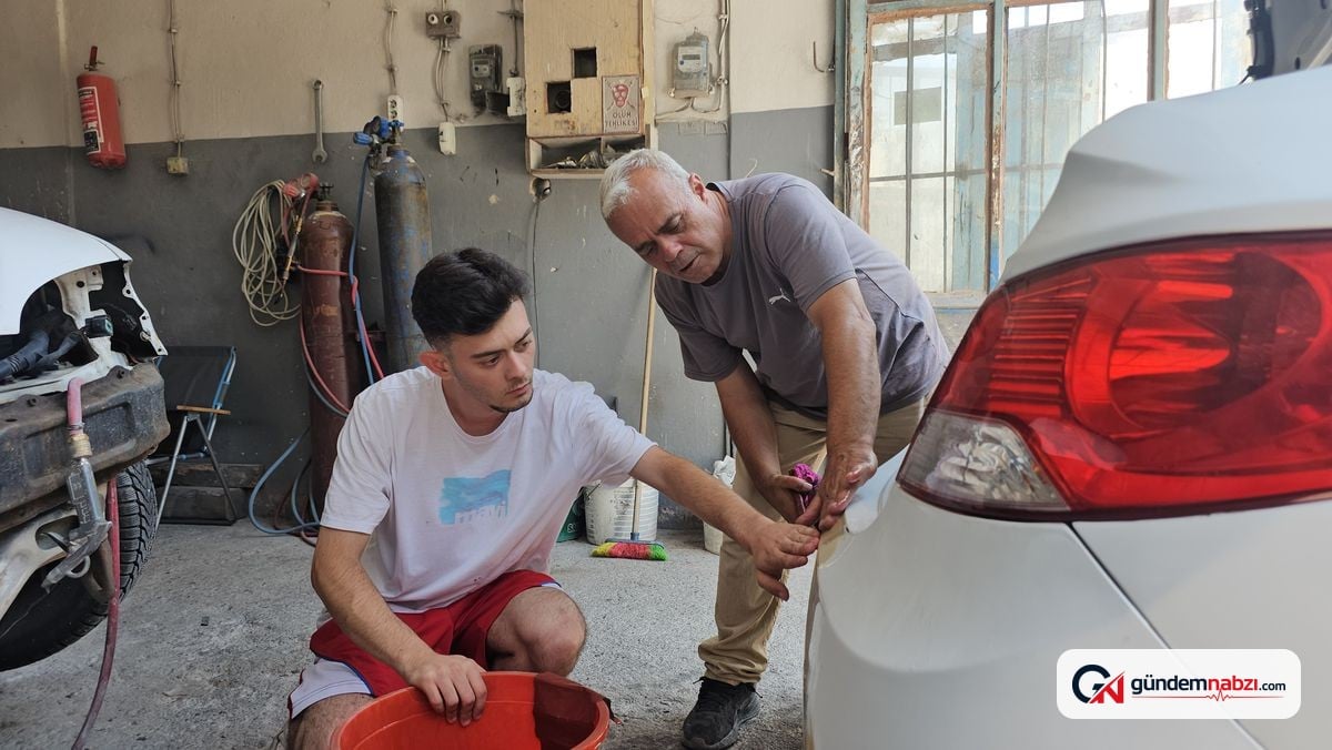 Baba ve oğul oto kaportacılık mesleğini sürdürüyor
