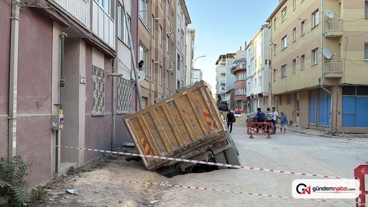 Eskişehir'de hafriyat kamyonu çöken yoldaki çukura sıkıştı