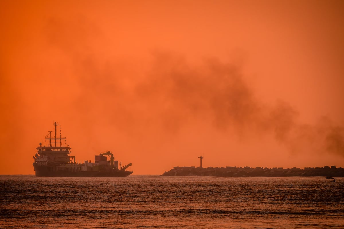 İstanbul'da gemi yangını paniğe neden oldu
