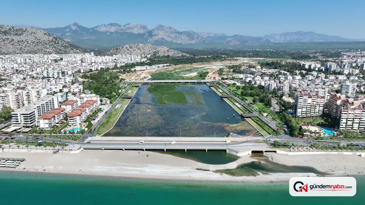 Antalya Büyükşehir Belediyesi, Boğaçayı'nda temizlik çalışmaları yürütüyor