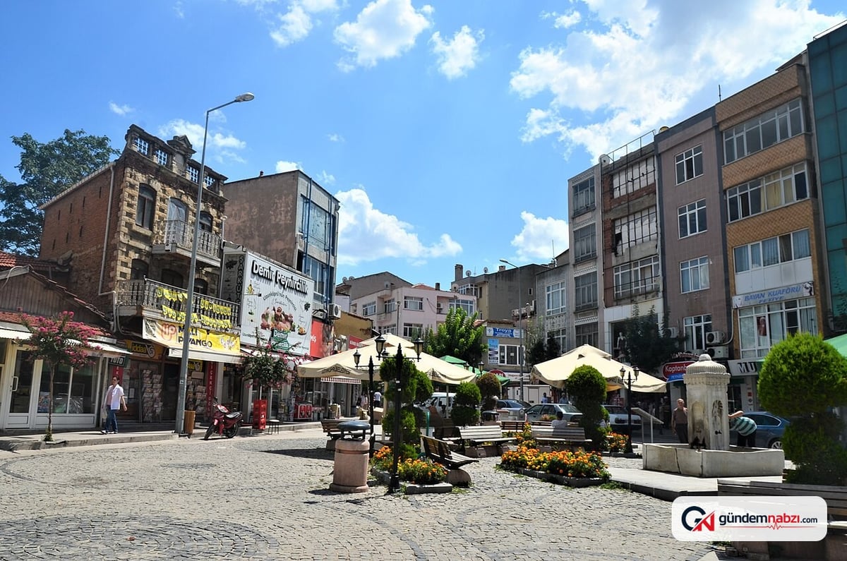 Edirne Uzunköprü'de buğday yüklü kamyon devrildi, sürücü yaralandı