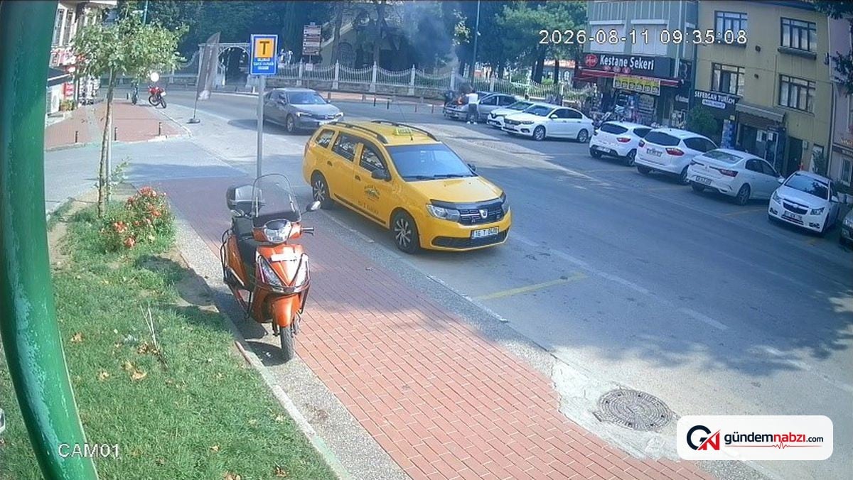 Bursa'da seyir halindeki araçta çıkan yangını taksiciler söndürdü