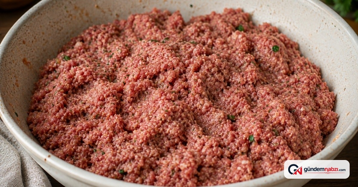 Köfte için 450 gram kıymaya 2 yemek kaşığı mayonez ekleyin