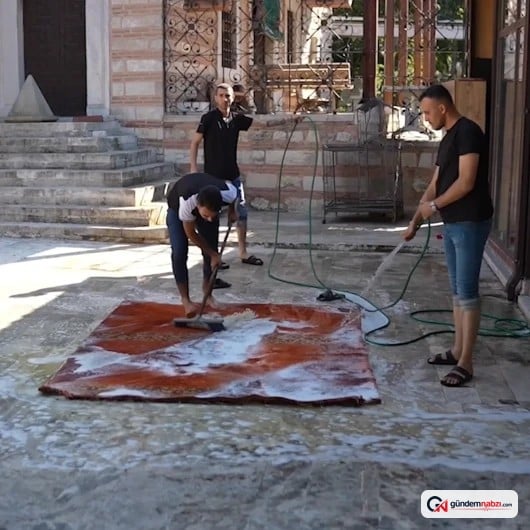 Eski bağımlılar camileri temizleyerek hayata tutunuyor