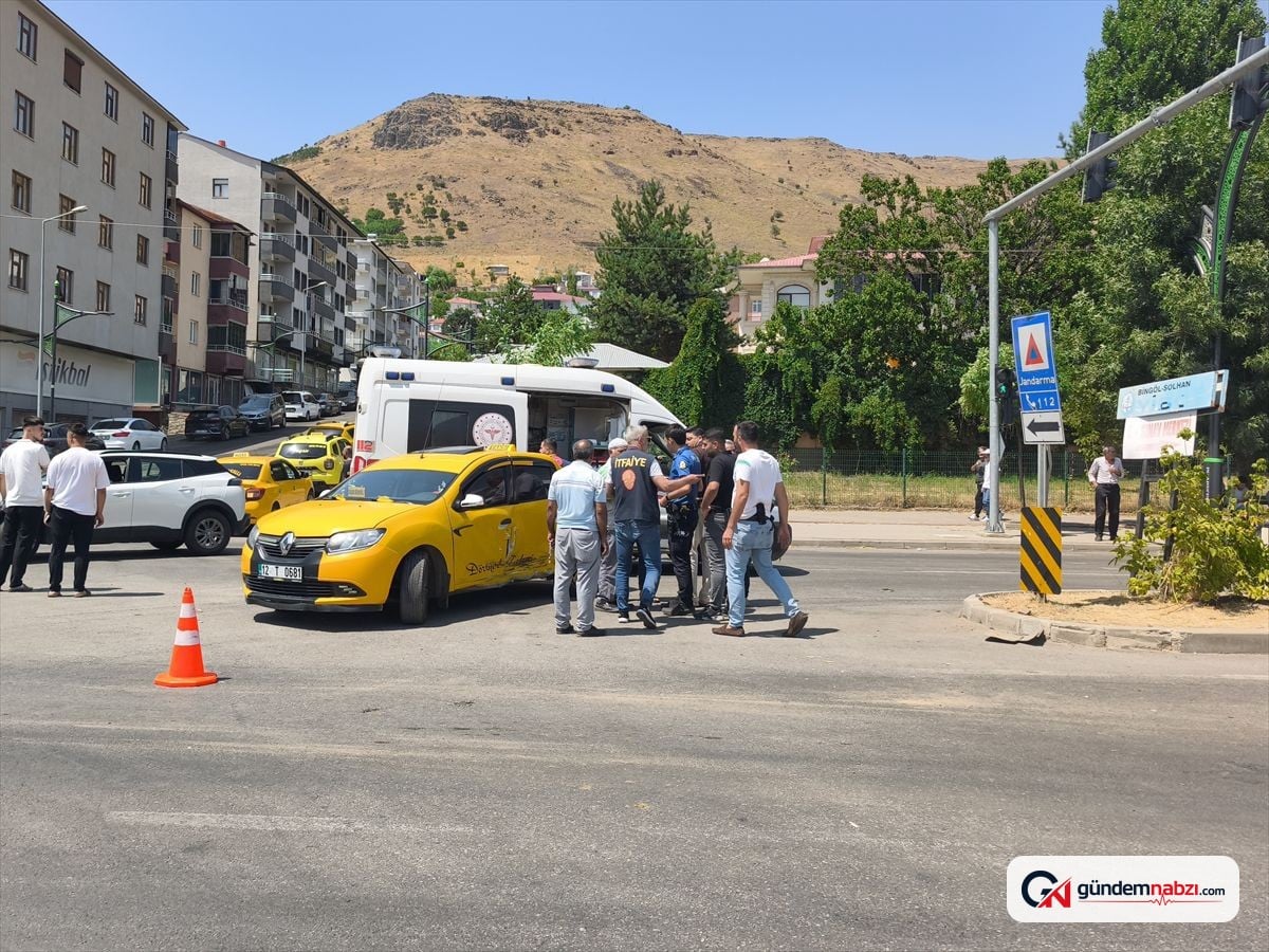 Bingöl'de taksi ile otomobil çarpıştı: 1 yaralı