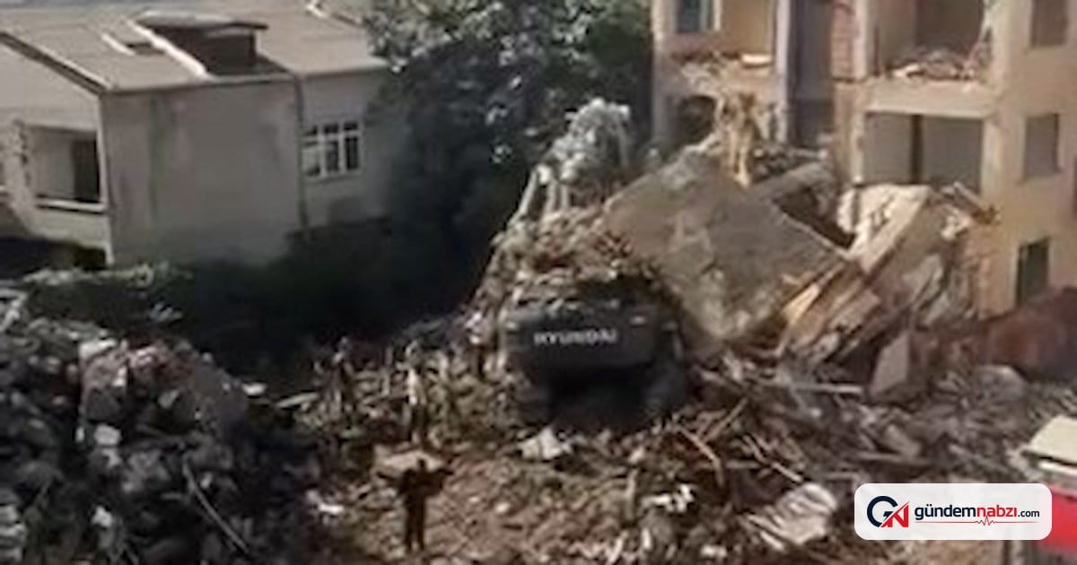İstanbul'da yıkım sırasında bina iş makinesine çöktü