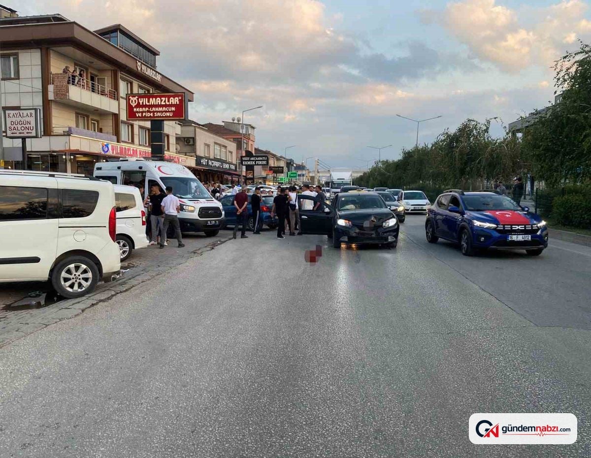 Bursa İnegöl'de otomobil kazası: 4 kişi yaralandı, motosikletli çift kıl payı kurtuldu