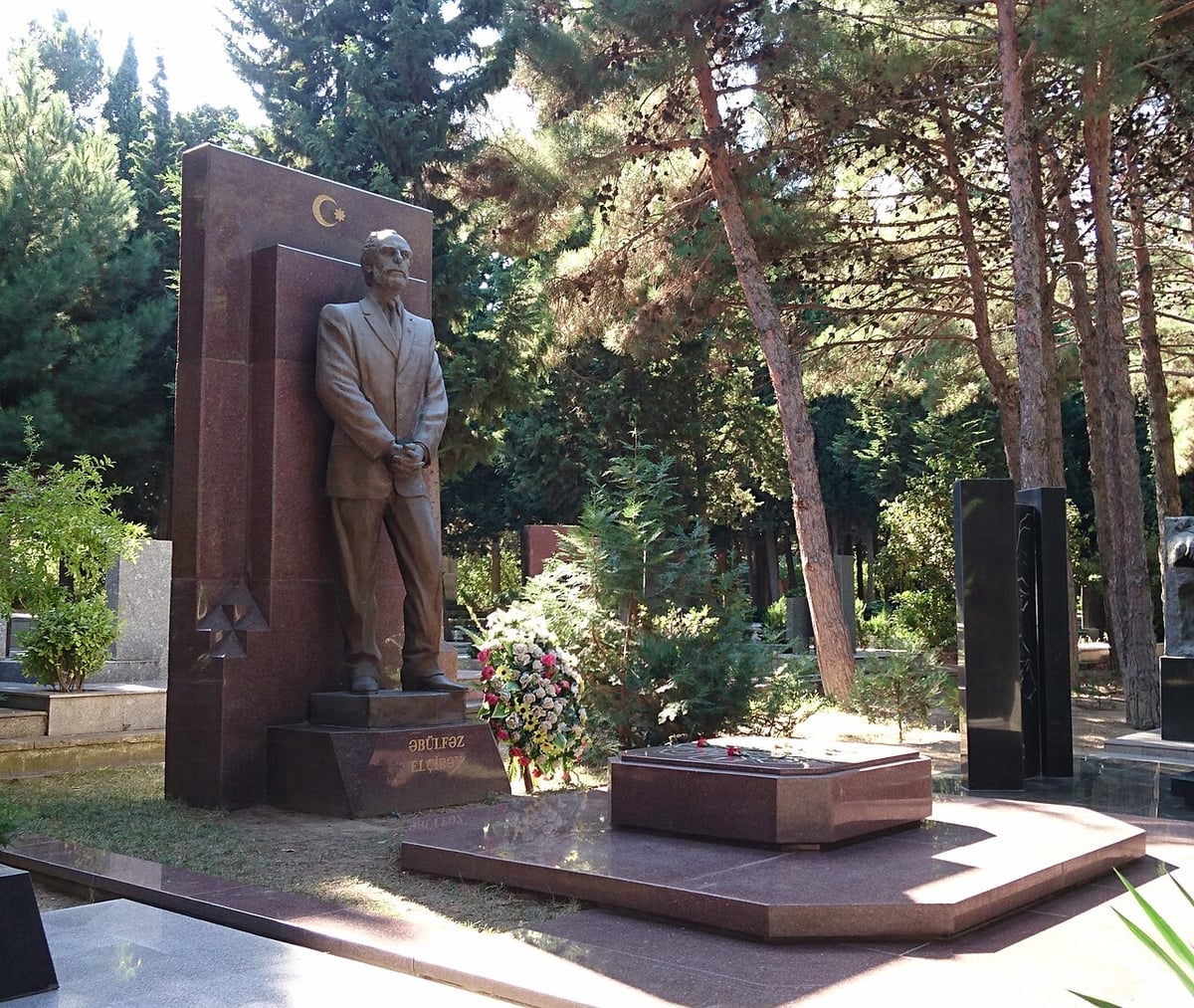 Destici, Ebulfez Elçibey'i vefatının 26. yılında andı