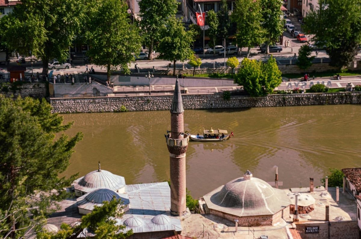 Eskişehir'de telefonla konuşan kişiyi Porsuk Çayı'na itti