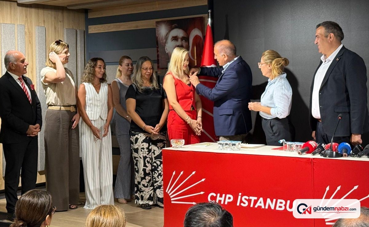 CHP İstanbul'da yeni üyelere rozet takma töreni