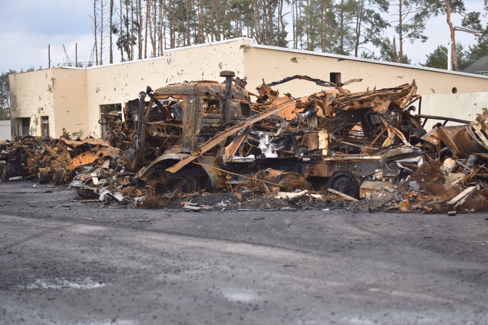 İsrail savaş uçakları Gazze'de ilaç deposunu bombaladı