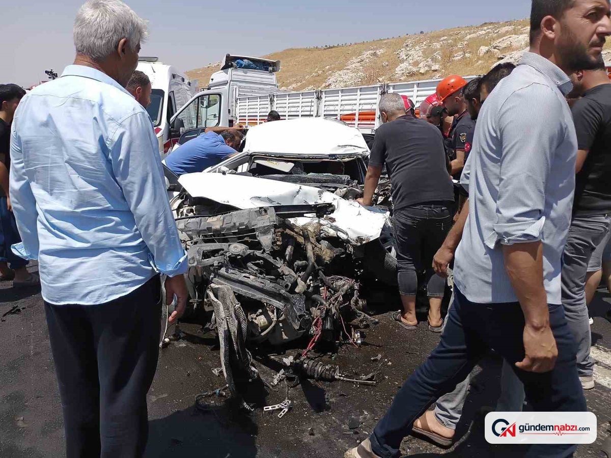 Şanlıurfa'da tır ile otomobil çarpıştı: Sıkışan sürücü kurtarıldı