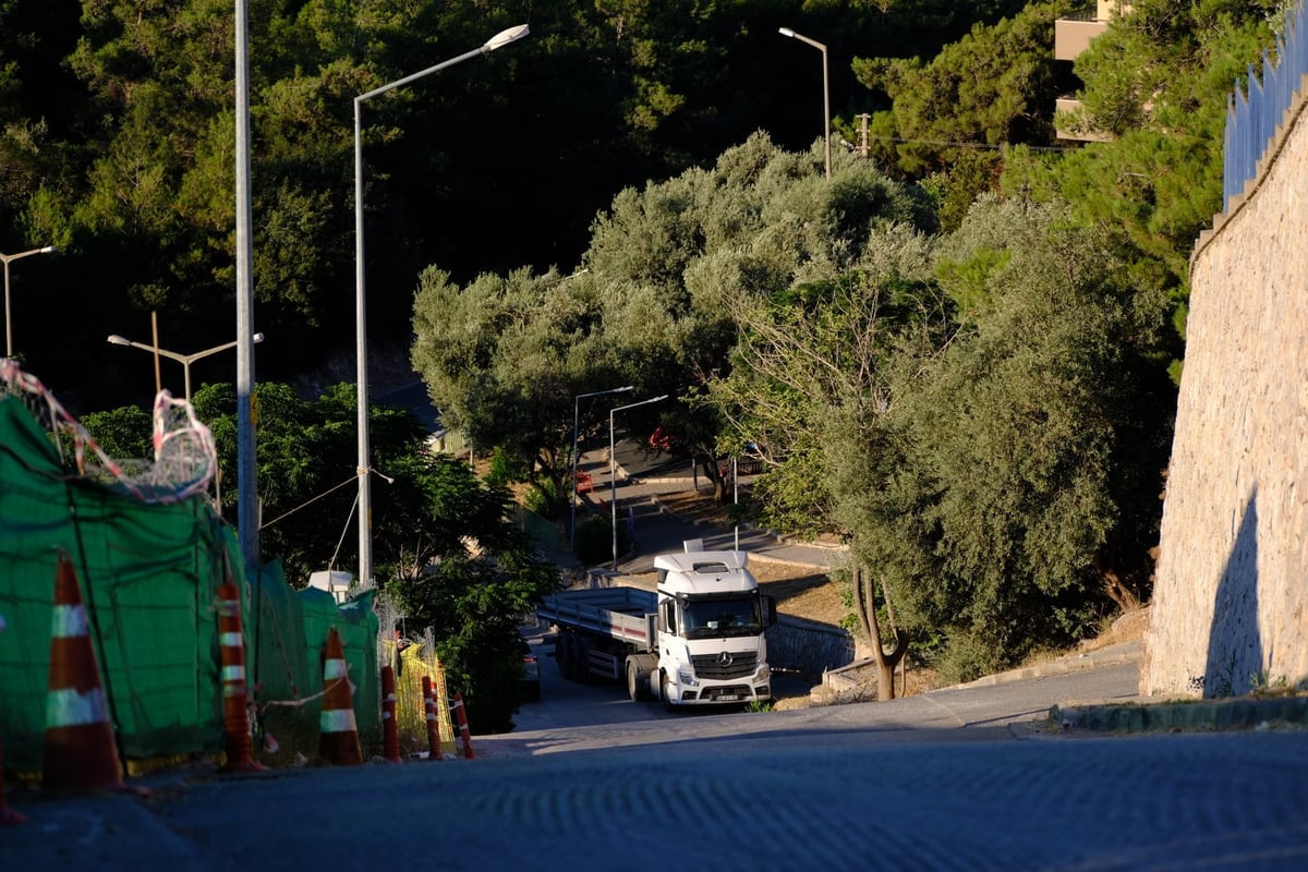 Hatay'da kamyon bahçeye uçtu: 65 yaşındaki kadın hayatını kaybetti